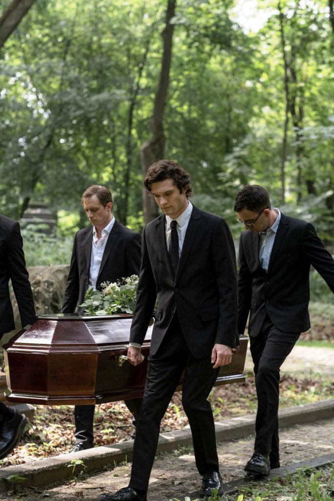convoi d'obsèques civiles au cimetière avec l'enterrement civil aria