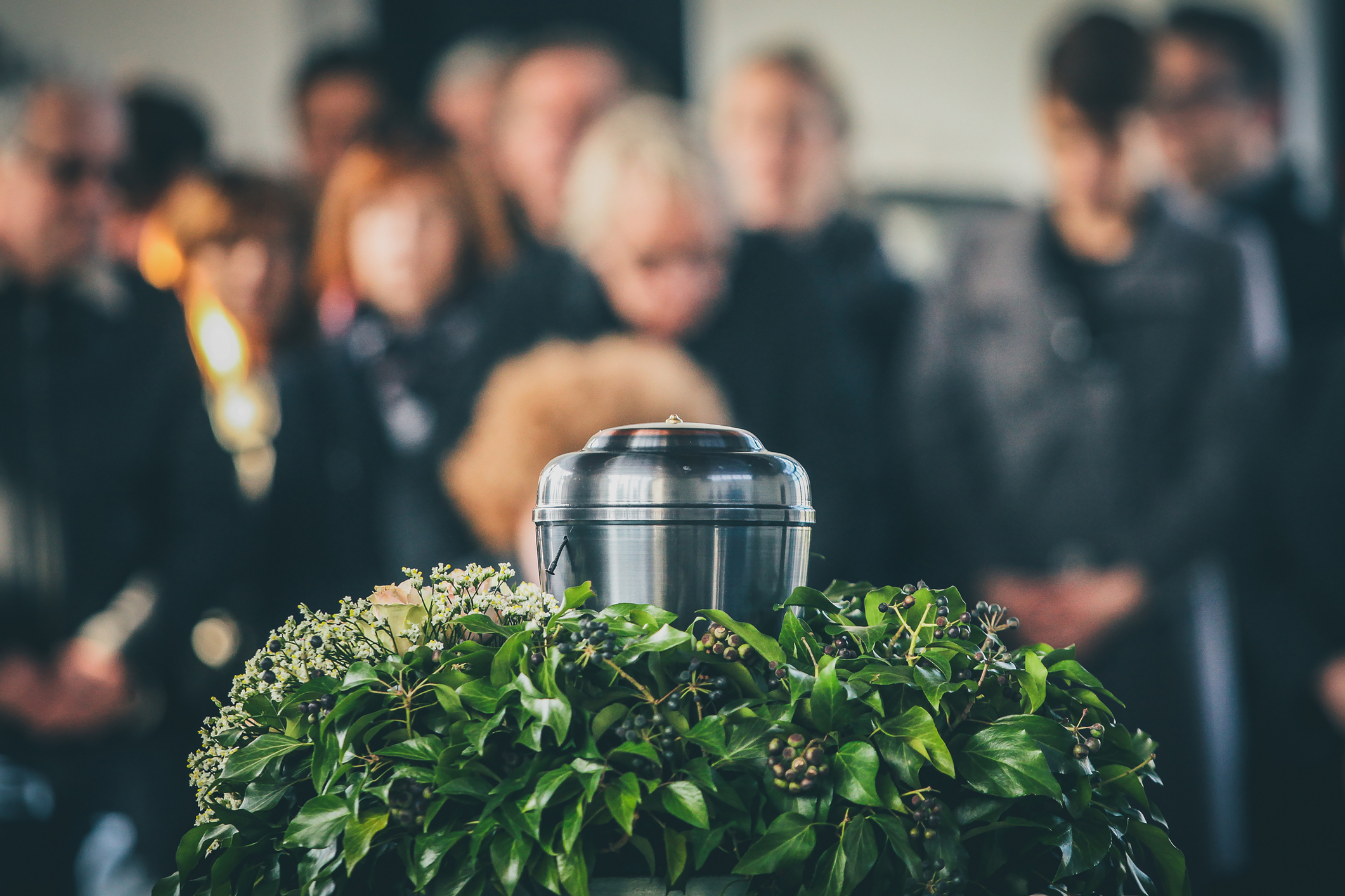 ceremonie-laique-apres-cremation-autour-urne-@dreamstime cérémonie laïque d'hommage autour de l'urne après la crémation