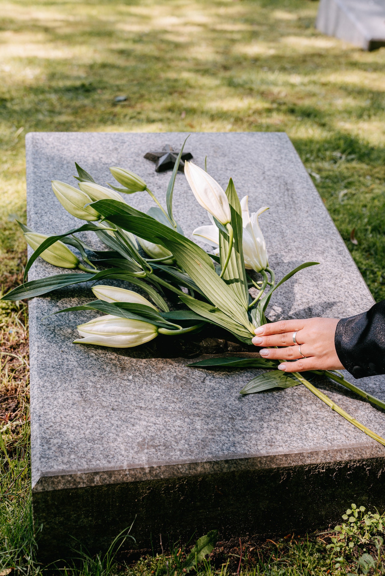 hommage-cimetiere@pexels-ivan-samkov-8964077 cérémonie laïque après un décès hommage au cimetière